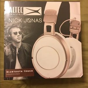 Nick jonas headphones rose gold